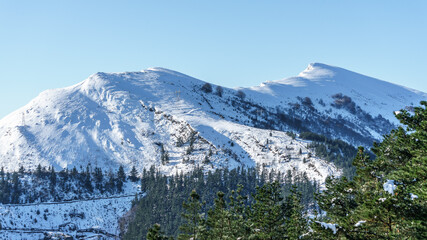 Moutains with snow on biscay winter © David Martínez