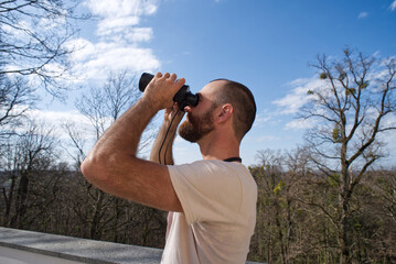 Beobachter mit einem Fernglas