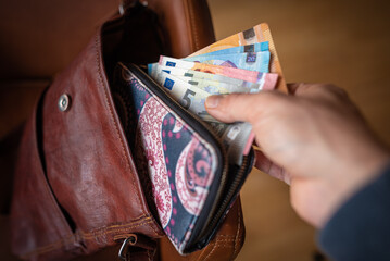 Taschendieb stiehlt Geldscheine aus Tasche