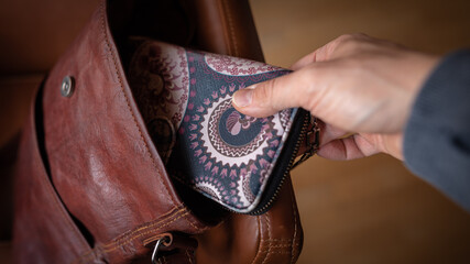 Taschendieb stiehlt Geldbörse aus Tasche