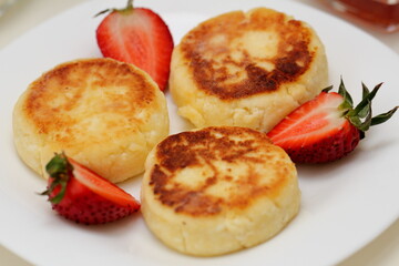 cheesecakes with strawberries