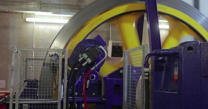 Industrial flywheel spinning for a cable lift machinery