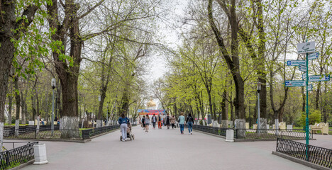 Fototapeta na wymiar In the spring Gorky Park citizens walk and rest on the benches