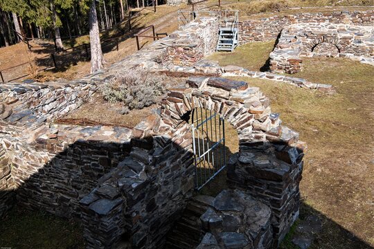 Torbogen und Mauerreste der Burgruine der Wysburg bei Weisbach in Ostth&uuml;ringen - Erbaut im 13. Jahrhundert, zerst&ouml;rt  mit Hilfe einer Steinschleuder  ( Blide )  im Jahr 1354 