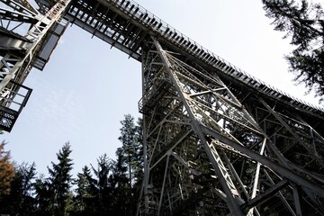 Für Eisenbahnnostalgiker ein lohnendes Ausflugsziel  -  Die 115 m lange und 32 m hohe Ziemestalbrücke  ist Teil der stillgelegten Eisenbahnlinie zwischen Triptis und Marxgrün