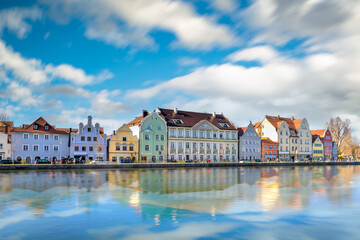 Obraz premium Best of Bavaria- beautiful Landshut town in Isar river. Traditional colorfu houses