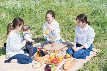 ピクニックを楽しむ人たち