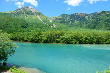 初夏の上高地。大正池から焼岳を望む。松本、長野、日本。６月下旬。