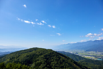 Fototapeta na wymiar 夏、鷹狩山の展望台から見た大町市 長野県