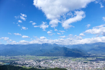 夏、鷹狩山の展望台から見た大町市 長野県