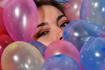 Sublime regard d'une femme dans les ballons