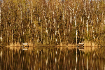 Leere Bänke am Angelsee im Abendrot