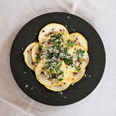 Mal ein  neues Rezept ? - Eine schön angerichtete  Vorspeise aus Scheiben  einer Zitronat Zitrone, Rucola, Parmesankäse, einer Vinaigrette und roten Beeren