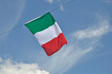 Naklejka na ściany i meble Bandiera italiana nel cielo