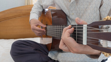 ギターを弾く男性