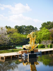 地上に降ろされた名古屋城の金シャチ