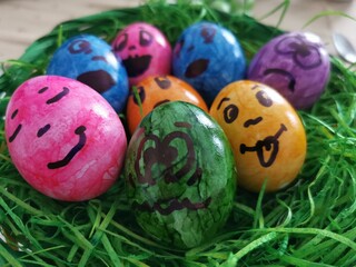 bunt und frech bemalte Ostereier