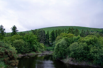 Obraz premium Bohernabreena Reservoir on a cloudy day.