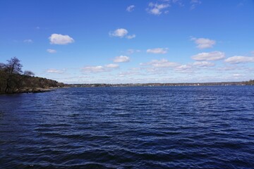 Obraz premium Blaue, sonnige Panoramalandschaft der Havel mit kleinen Wellen