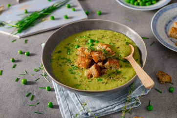 Leak soup with peas