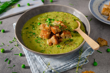 Leak soup with peas