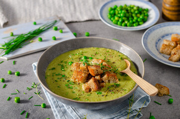 Leak soup with peas