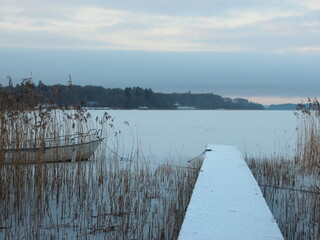 Obraz premium Perspective of Wooden Pier with Winter Snow