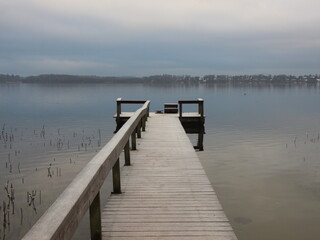 Obraz premium Empty Pier with wooden railing in winter