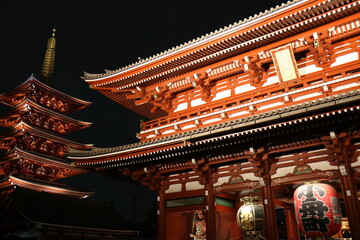 Fototapeta na wymiar 夜の浅草の浅草寺