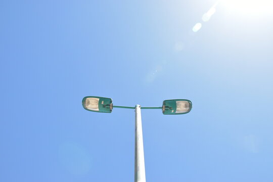 Cielo Azul Con Rayo De Sol Y Lámpara De Calle En Pueblo 