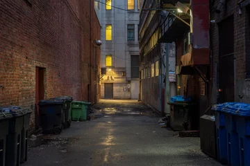 Zelfklevend Fotobehang Smal steegje leeg steegje & 39 s nachts in het centrum van Montreal