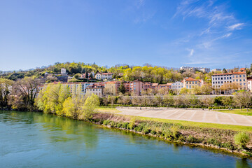 Saint Clair vu depuis la passerelle de la paix