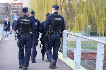Policjanci na moście podczas patrolu rejonu służbowego.  © FotoDax