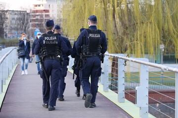 Policjanci na moście podczas patrolu rejonu służbowego.  © FotoDax