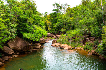 Corredeira com pedras cercadas de matas no estado do Amap&aacute; - Amaz&ocirc;nia - Brasil.
