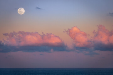 A beautiful setting moon over the Atlantic Ocean. Florida, USA. - 424828749