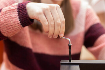 DIY hand tightening of screws at home