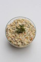 Gemüsesalat in Mayonnaise.