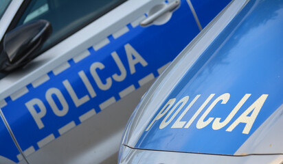 Policja niebieski napis na radiowozie policji polskiej.  - obrazy, fototapety, plakaty