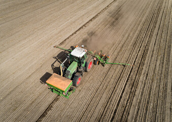 Landwirt mit moderner Landtechnik beim Maislegen, Luftbild - landwirtschaftliches Symbolfoto.