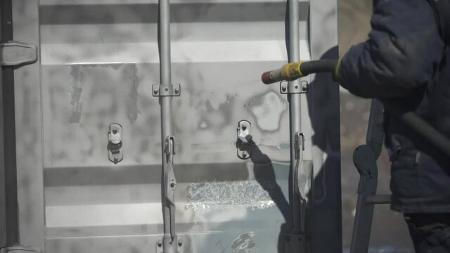 cleaning the iron door from paint by sandblasting
