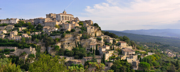 Panoramique Gordes (84220) sur sa bute domine sa vallée, dans le département du Vaucluse en région Provence-Alpes-Côte-d'Azur, France