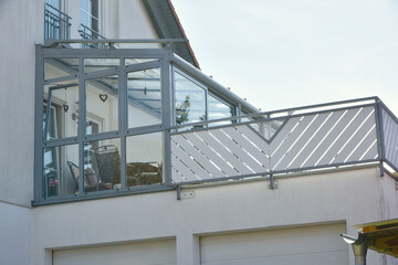 Vorgebauter Wintergarten mit dreiseitiger Verglasung an einem Wohnhaus