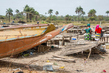 Viejas barcas y secaderos de pescado en la playa de Sanyang en la costa de Gambia