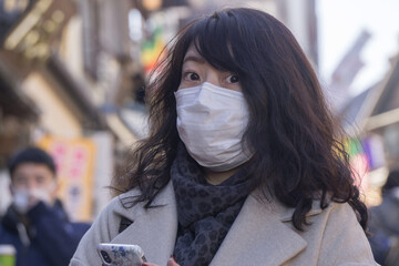 マスク姿の女性　観光地 
