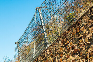 Fototapeta premium Hangsicherung mit Drahtgeflecht, Auffangnetz für Felsbrocken
