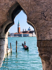 Fototapeta na wymiar Vistas de Venecia con una góndola en el canal.