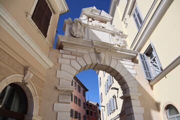 Fototapeta premium Architecture of the old town of Rovinj, Balbi arch between houses, Croatia
