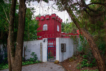 Fototapeta na wymiar Castillo o prision en el bosque. casa antigua en el bosque. 