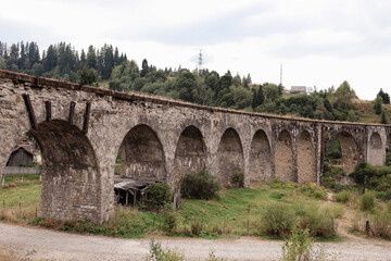 Fototapeta na wymiar Old railway bridge, old viaduct Vorokhta, Ukraine. Carpathian Mountains, wild mountain landscape